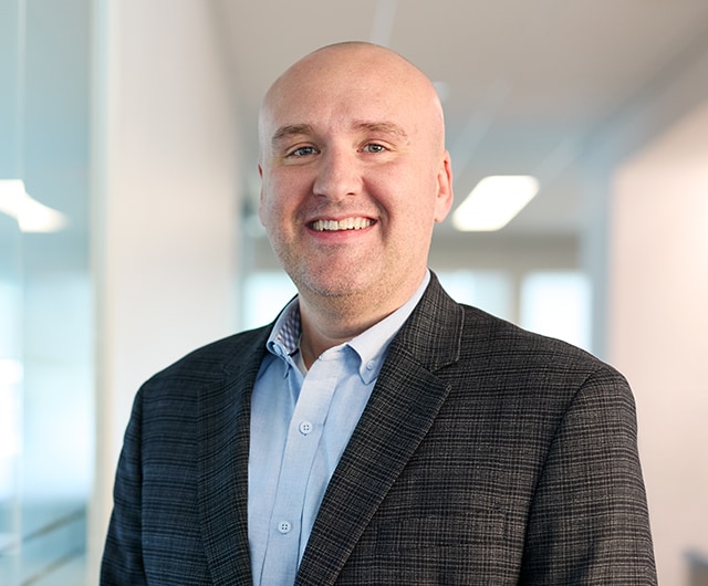 Chris Miklich, Directeur financier