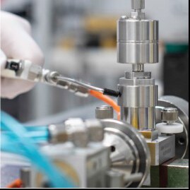 Сборка клапана UHP ALD20 в чистом помещении для применения в полупроводниковой отрасли.