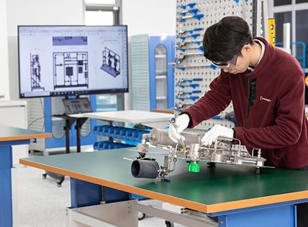 Swagelok Korea associate assembling a Grab Sampling System