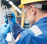 クローズド・サンプル構造を使用することで、無水アンモニア・サンプリングの安全性を向上させることができます。