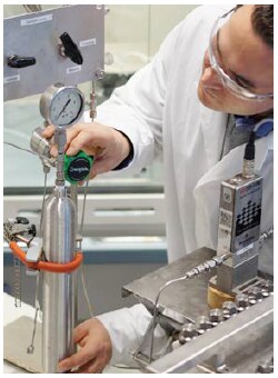 Ingenieur bei der Untersuchung eines Mikroreaktors