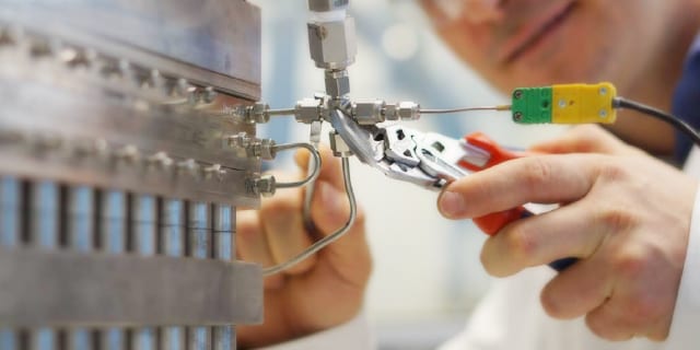 Un ingénieur utilise des raccords pour tubes Swagelok sur un microréacteur