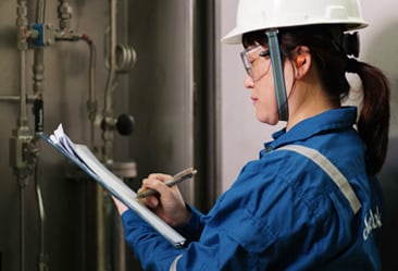  グラブサンプリングパネルを評価する現場エンジニア