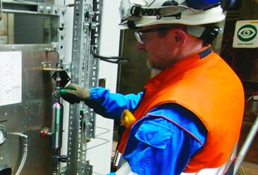  グラブサンプリングパネルを評価する現場エンジニア