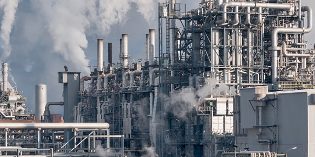Reducción de las emisiones incontroladas en las industrias de refinado de productos químicos 