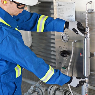 Swagelok field engineer performing sample cylinder maintenance 