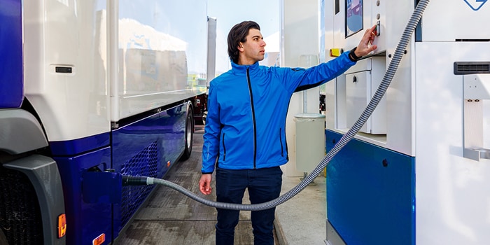 Betankung eines Schwerlastkraftwagens mit Wasserstoffantrieb