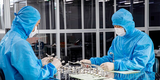 Los componentes para sistemas de fluidos Swagelok están disponibles en materiales diseñados para resistir los entornos de fabricación de semiconductores.