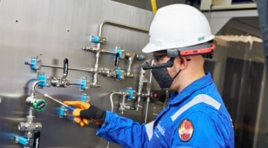 field engineer inspecting a gas distribution system