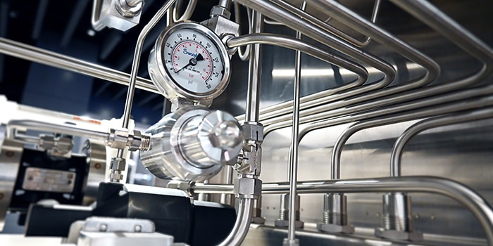 メカニカル・グリップ構造の継手を使用して、オイル／ガス施設を最適化する