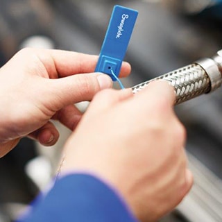 Swagelok valve and hose tags simplify maintenance and minimize downtime.