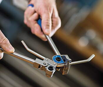 使用中のチューブ曲げ加工用ツール