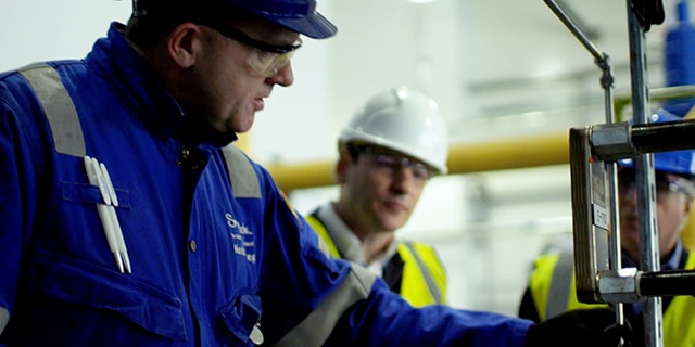 Ein Field Engineer von Swagelok berät und unterstützt beim Bau eines Fluidsystems