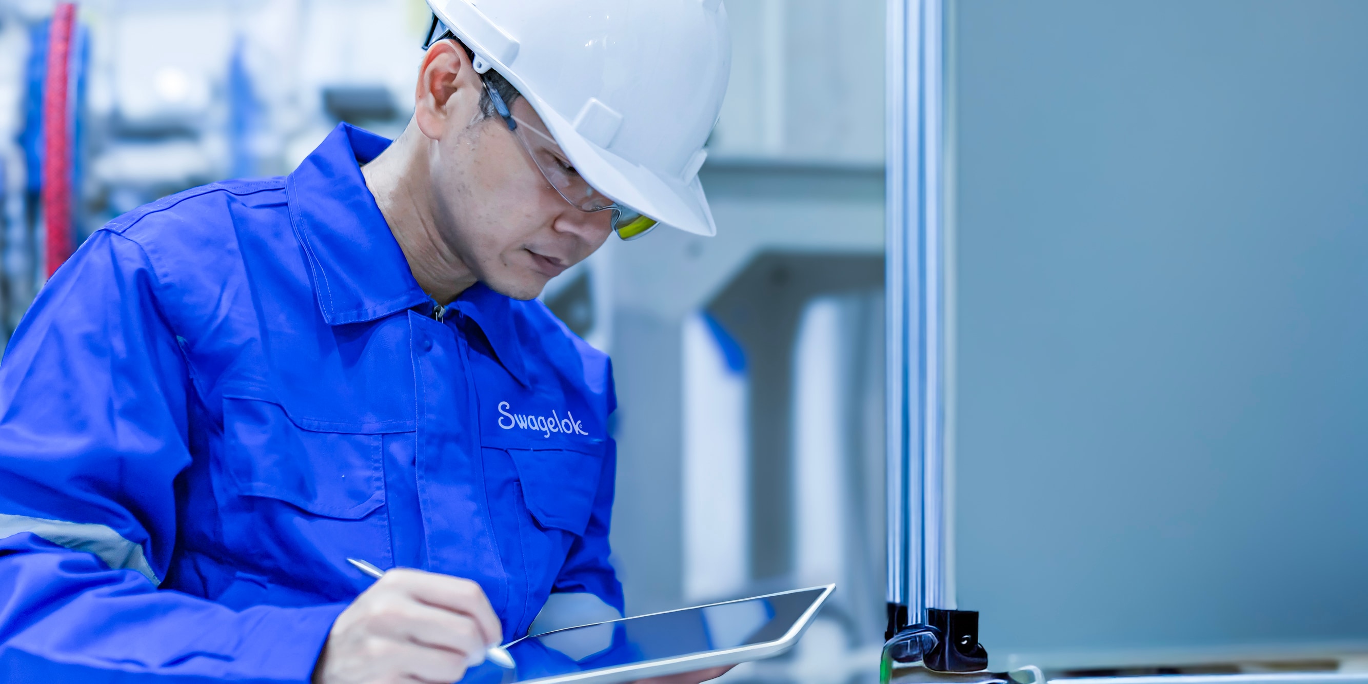 Инженер на предприятии по изготовлению полупроводниковых изделий