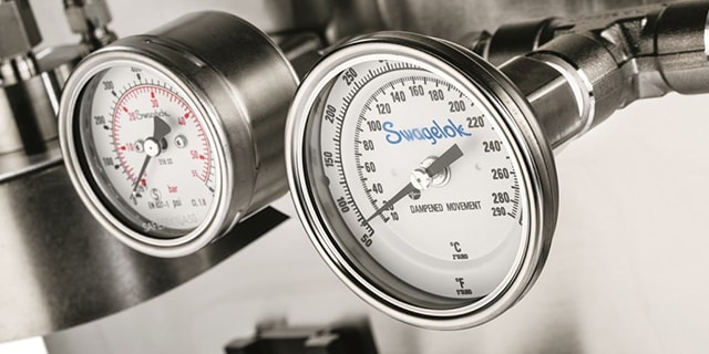 工業用蒸気システムの圧力計