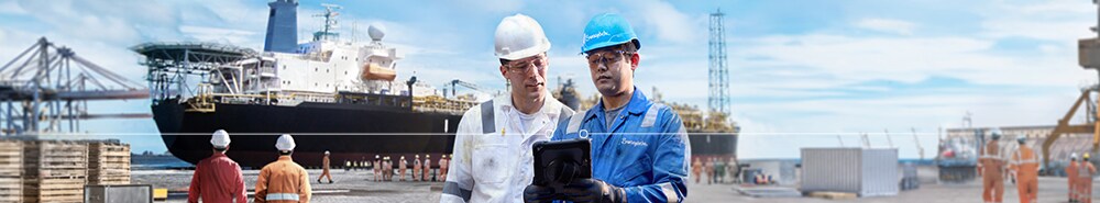 FPSO船の前に立つオフショア石油・ガスオペレーター
