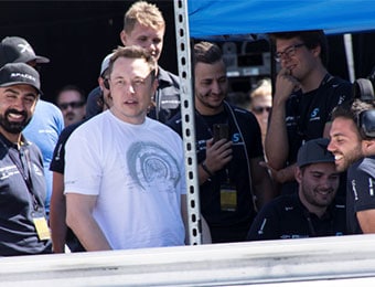 Elon Musk und Team Swissloop