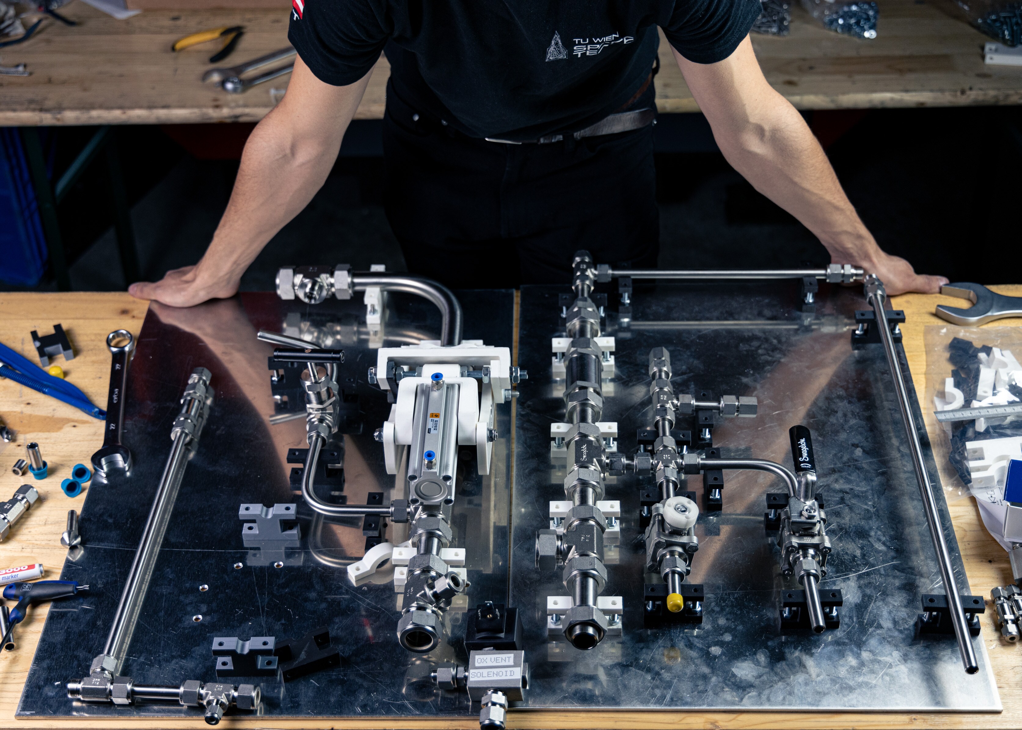 Hauptversorgungsplatine mit Swagelok Komponenten