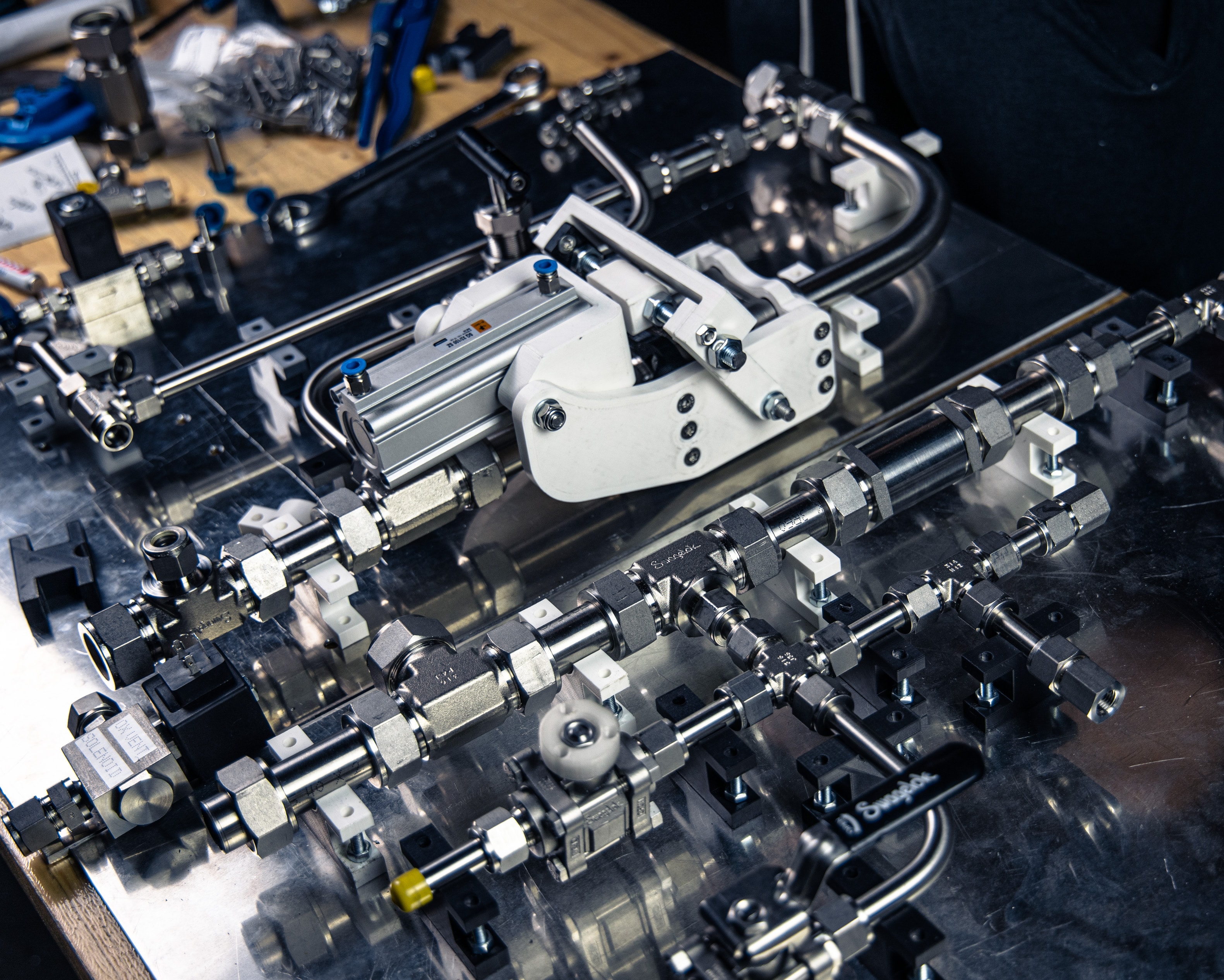 Hauptversorgungsplatine mit Swagelok Produkten