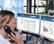 Swagelok Hamburg Mitarbeiterin vor Webshop