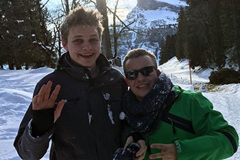 Schneeballschlacht Julius und Marcel - Swagelok Hamburg