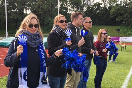Die Fans vom Swagelok Hamburg Fußballteam