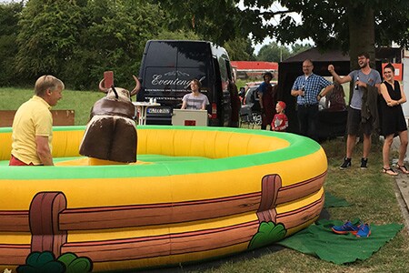 Swagelok Hamburg - Bullenreiten beim Sommerfest