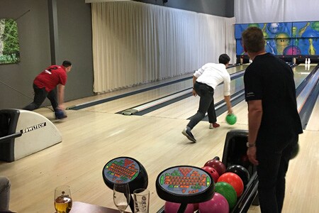 Swagelok Hamburg Kollegen beim Bowling