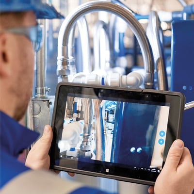 Swagelok Experte führt Anlagencheck durch