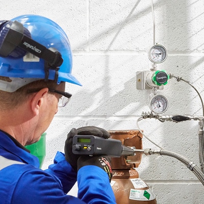 Swagelok Experte misst Werte für den Swagelok Prüfservice