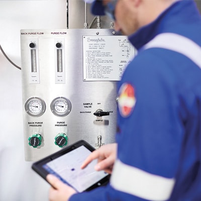 Swagelok Experte prüft Probenahmesystem