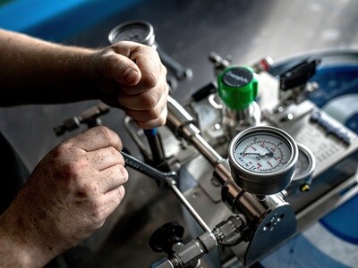 Swagelok experts assembling a gas distribution system, focusing on precise connections and quality control for industrial applications