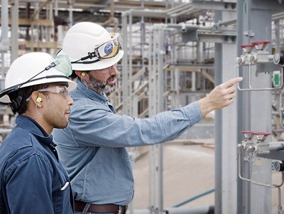 Swagelok technician providing commissioning and advisory services onsite, ensuring proper installation and start-up of fluid systems in industrial environments.