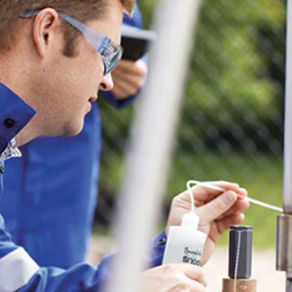 swagelok field engineer doing an onsite leak service