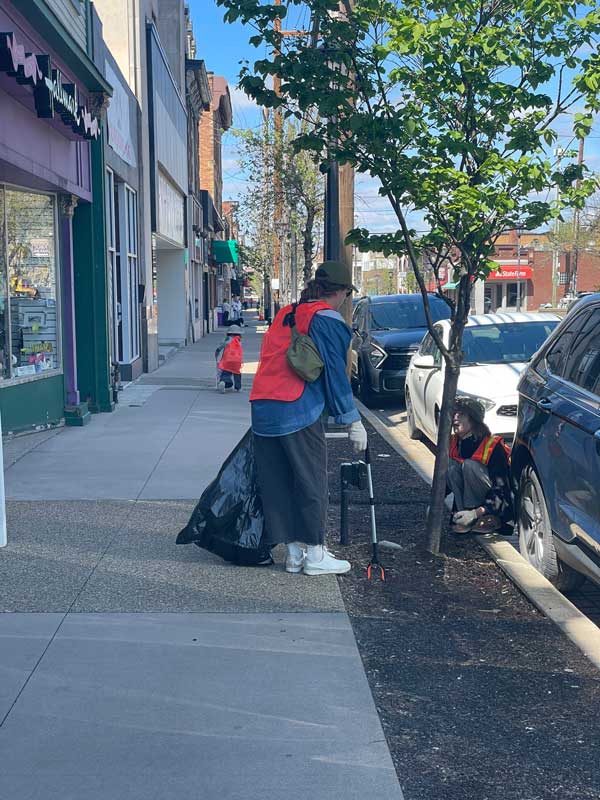 Redd Up Bellevue volunteer clean up crew