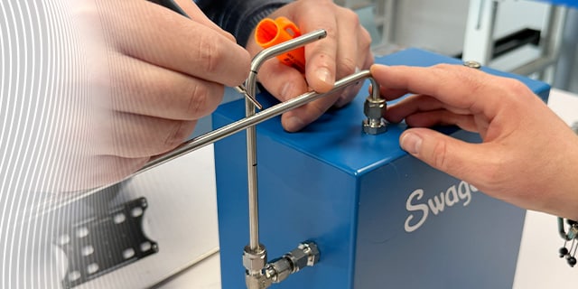 Precision tube bending operation using a forming tool clamped in a bench vis