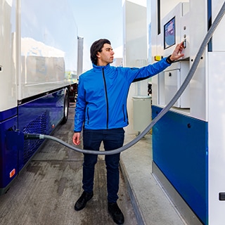 Conducteur d’un véhicule à hydrogène dans une station de recharge
