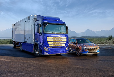 Un camion et une voiture de tourisme à énergie propre