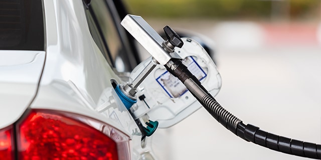 Vehículo GNC (gas natural comprimido) repostando