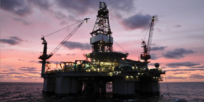 Prise de vue nocturne d'une plate-forme pétrolière offshore