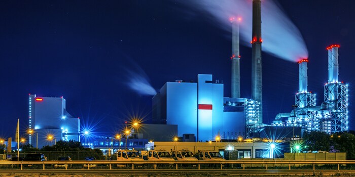 Ilustración nocturna de una planta de generación eléctrica