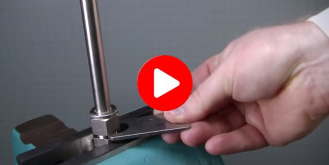 Hier zeigen wir Ihnen, wie Sie Rohrverschraubungen mit 1 Zoll und kleiner in drei Schritten von Hand montieren.