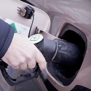 Refueling a hydrogen vehicle