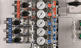 Instrumentierungs-Panel für Analysentechnik mit Swagelok-Ventilen und Messgeräten