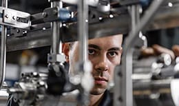 Un ingénieur inspecte des systèmes fluides à tubes de petit calibre sur un ensemble sur mesure