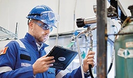 Un ingénieur Swagelok inspecte un système de distribution de gaz