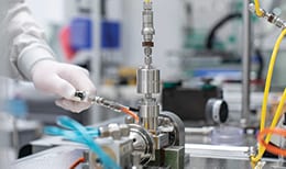 반도체 산업용 Swagelok ALD20 UHP 밸브의 클린룸 조립 과정