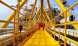 Arbeiter auf einer Ölplattform